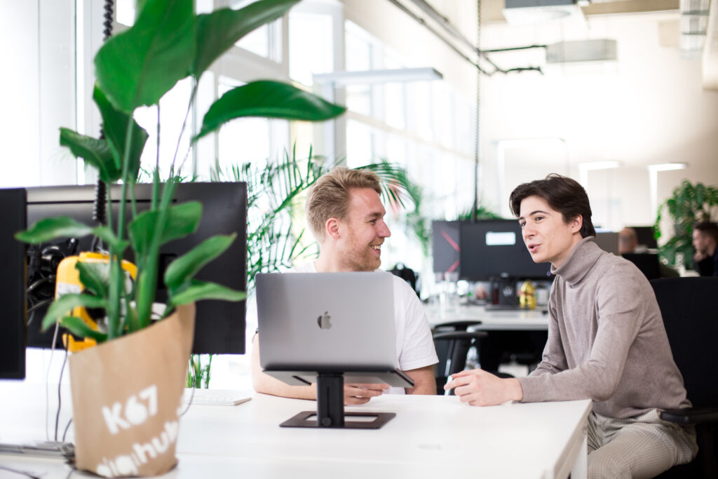 Co-working-close-up-austausch-arbeit-techhub-k67-räumlichkeiten-düsseldorf